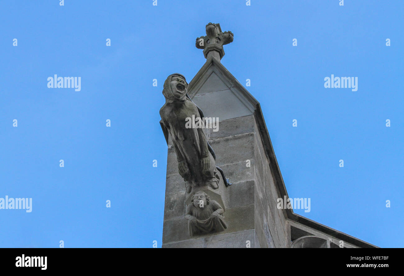 Gargoyle, Carcassonne città medievale, Languedoc-Roussillon, Aude, Francia, Europa. Gargoyle di pietra statua con cielo blu. Visita storica in Francia Foto Stock