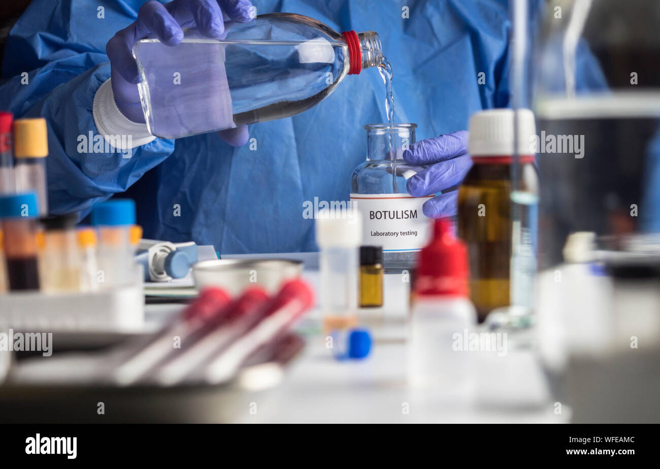 Specialista analizza il botulismo campioni in laboratorio, immagine concettuale Foto Stock