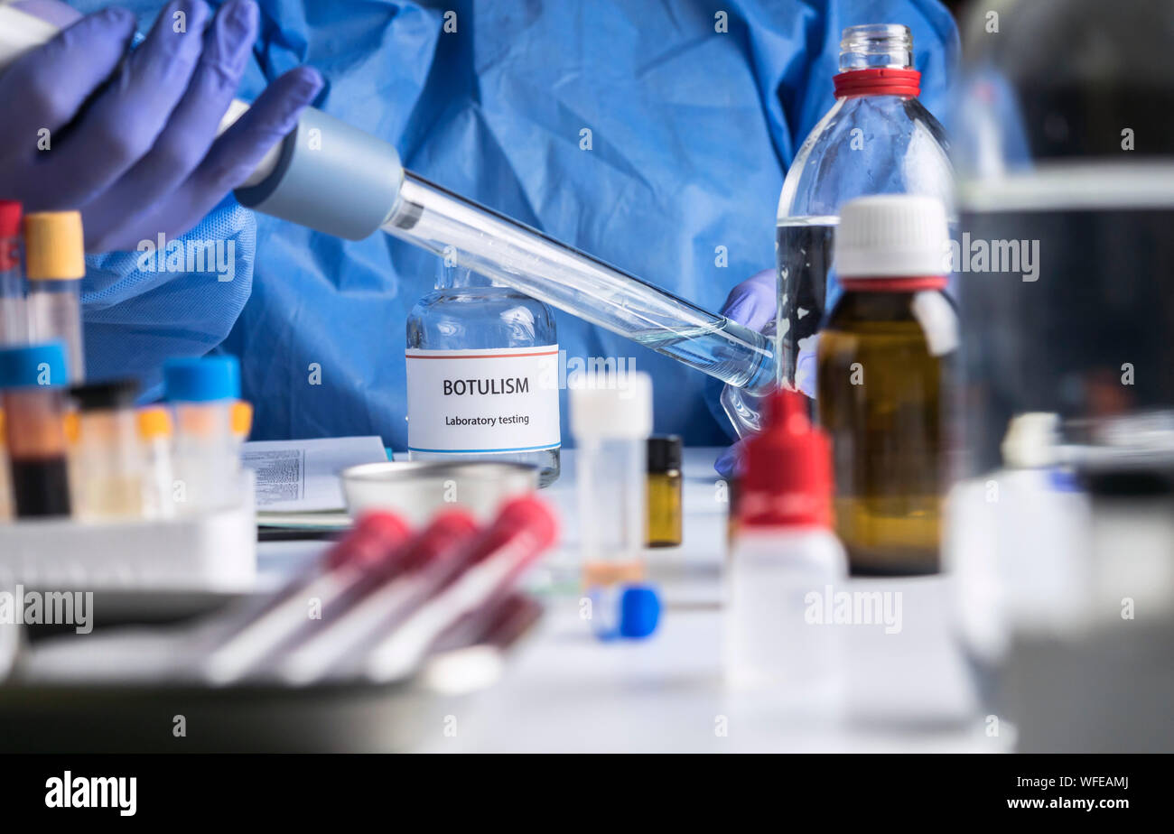 Specialista analizza il botulismo campioni in laboratorio, immagine concettuale Foto Stock