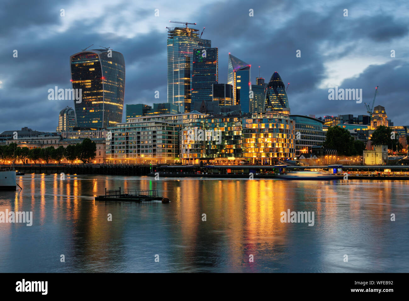 Vista notturna di grattacieli della City di Londra sul Tamigi , Inghilterra Foto Stock