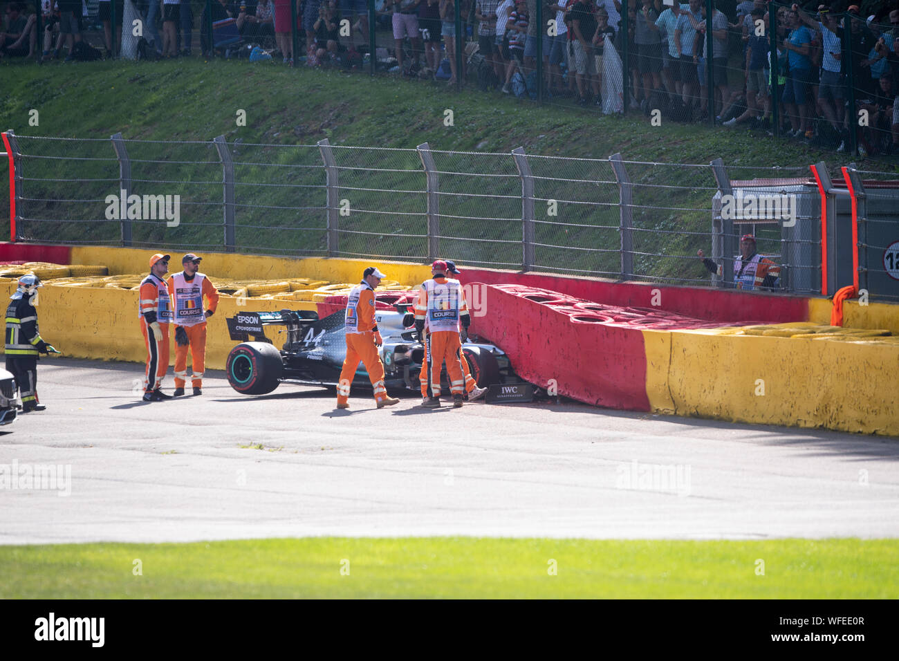 Stavelot, Belgio. 31 Agosto, 2019. Postumi di Lewis Hamilton, #44, crash nelle libere 3 al Gran Premio del Belgio, Spa Francorchamps, come la sua Mercedes è tirato da barriere di cattura. Credito: Sarà Broadhead/Alamy Live News Foto Stock