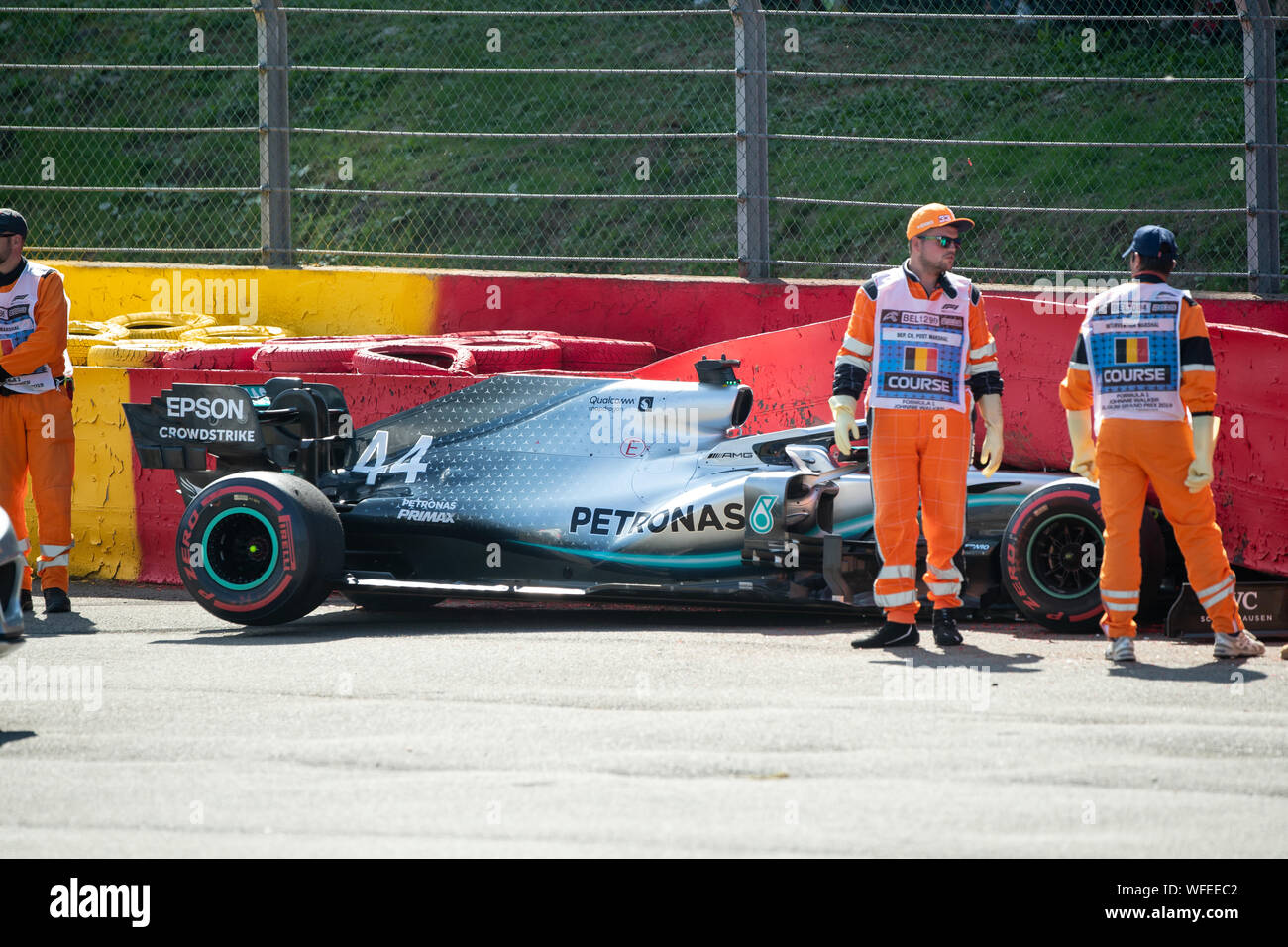 Stavelot, Belgio. 31 Agosto, 2019. Postumi di Lewis Hamilton, #44, crash nelle libere 3 al Gran Premio del Belgio, Spa Francorchamps, come la sua Mercedes è tirato da barriere di cattura. Credito: Sarà Broadhead/Alamy Live News Foto Stock