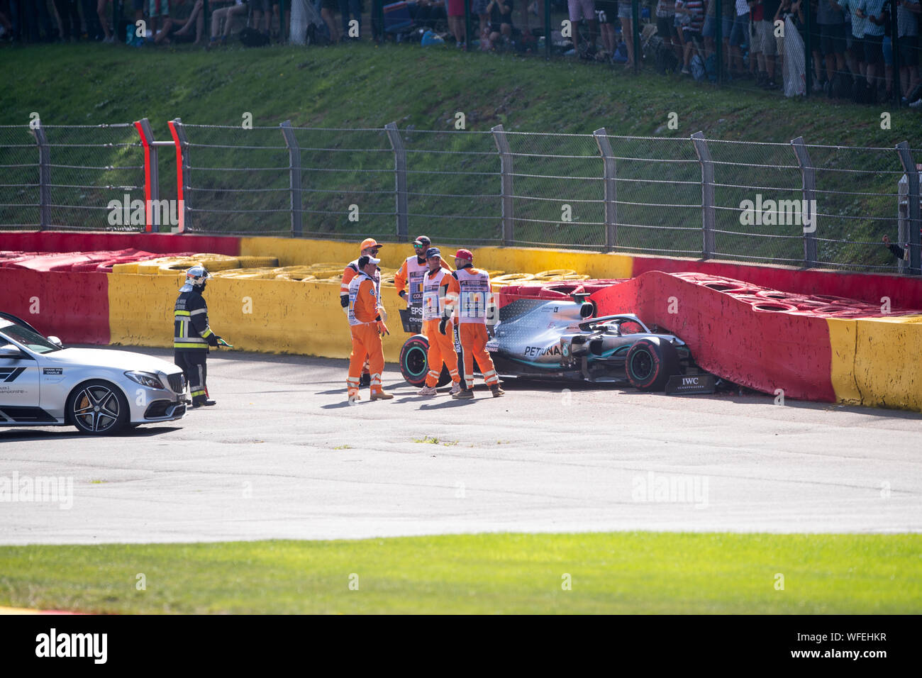 Stavelot, Belgio. 31 Agosto, 2019. Postumi di Lewis Hamilton, #44, crash nelle libere 3 al Gran Premio del Belgio, Spa Francorchamps, come la sua Mercedes è tirato da barriere di cattura. Credito: Sarà Broadhead/Alamy Live News Foto Stock