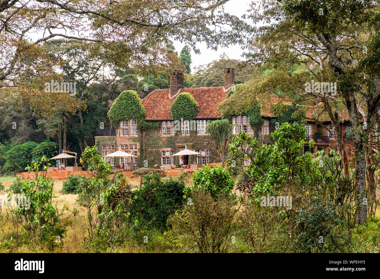 Esterno del Giraffe Manor Hotel con gli ospiti seduti fuori, Nairobi, Kenia Foto Stock