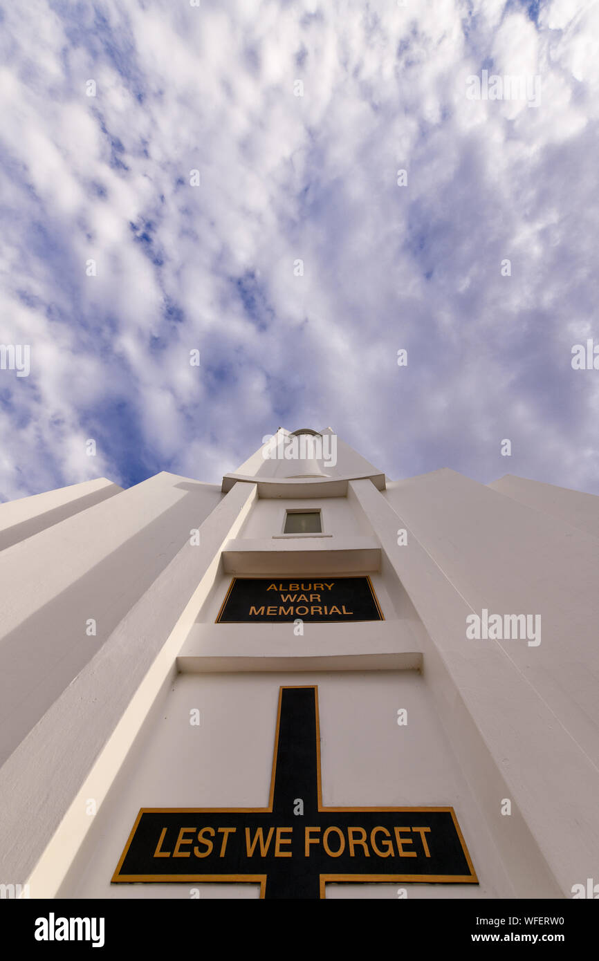 War Memorial, Albury New South Wales NSW, Australia - non dimentichiamolo con nuvoloso cielo blu Foto Stock