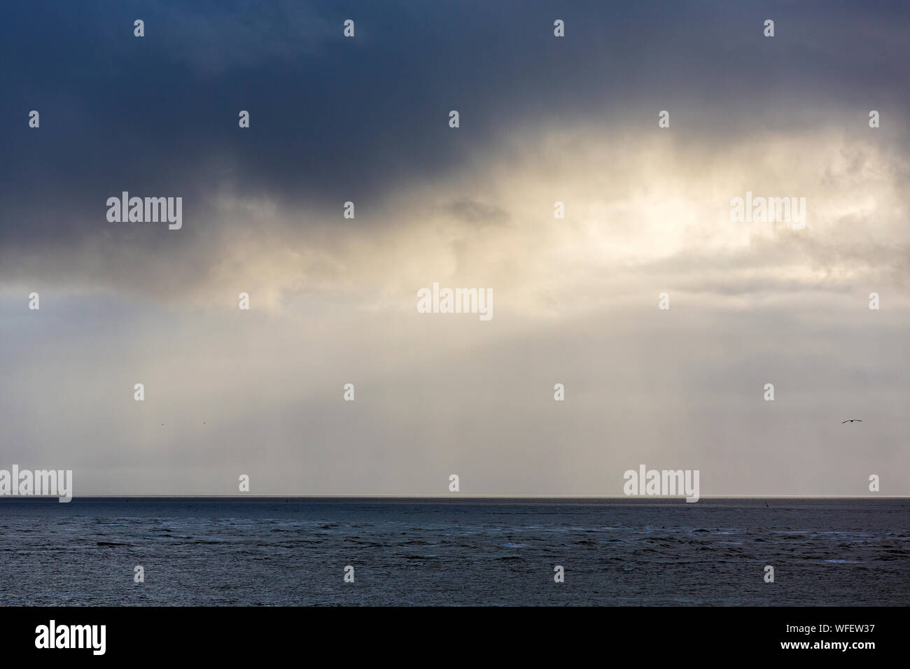 Norderney, Weststrand, Meer, Sonne, Sonnenlicht, dunkle Wolken Foto Stock
