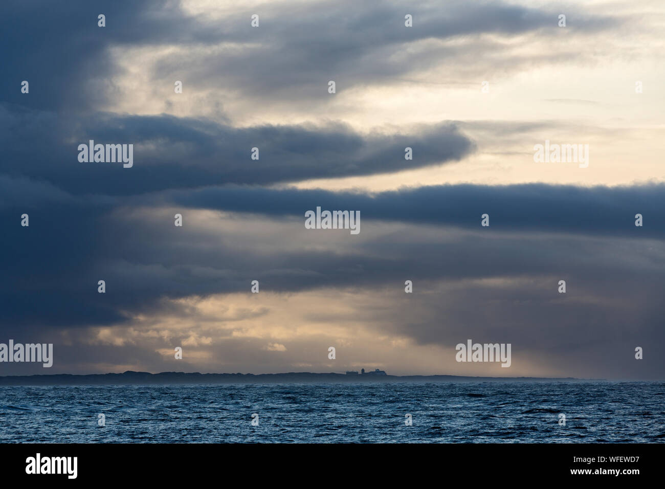 Norderney, Weststrand, Meer, Himmel, Wolken, Sonnenuntergang, Insel Juist, blaue Stunde Foto Stock