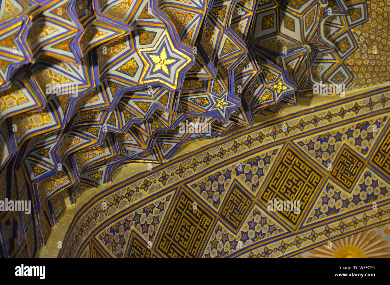 Elaborato da soffitto e da parete ornamenti al Gur-e Amir mausoleo complesso in Samarcanda, Uzbekistan Foto Stock