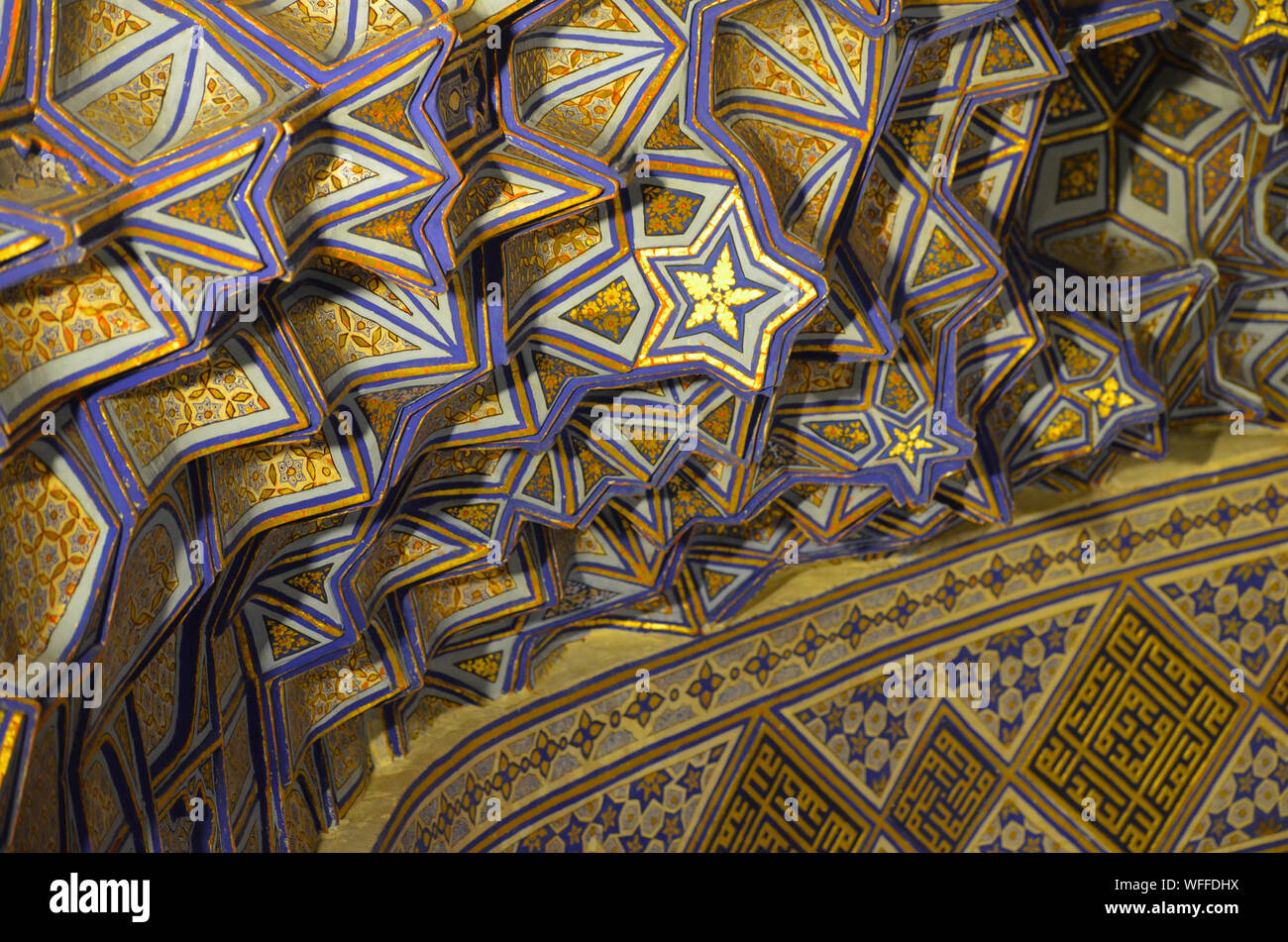 Elaborato da soffitto e da parete ornamenti al Gur-e Amir mausoleo complesso in Samarcanda, Uzbekistan Foto Stock