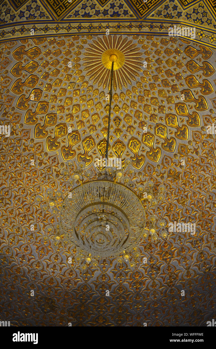 Elaborato da soffitto e da parete ornamenti al Gur-e Amir mausoleo complesso in Samarcanda, Uzbekistan Foto Stock