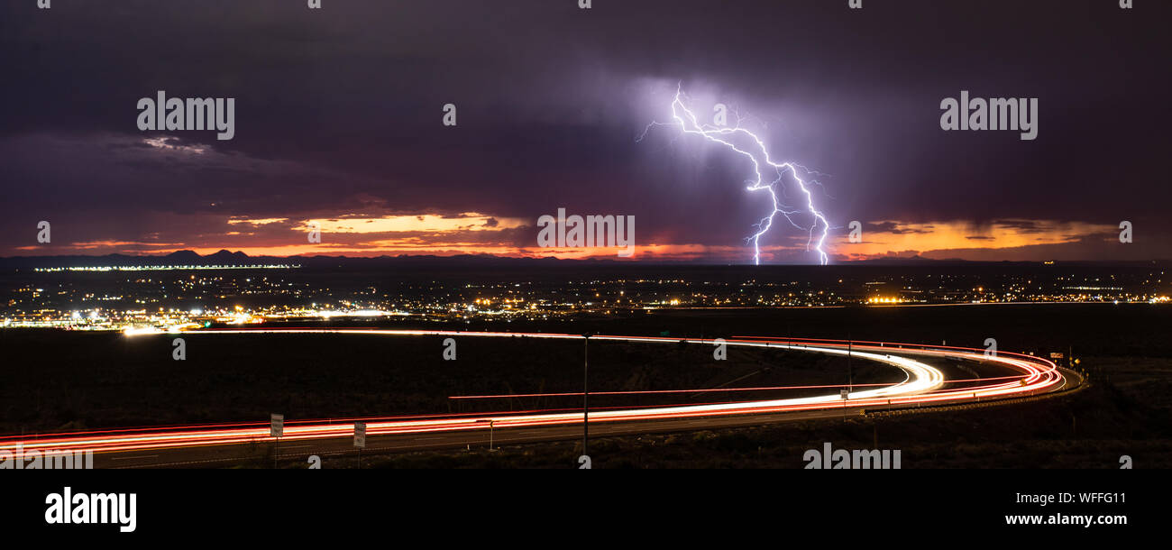 Il cloud e la messa a terra il fulmine colpisce la Valle Superiore di El Paso, Texas, Stati Uniti d'America, nel mese di agosto 2019, con curvatura sentieri di luce da strada Transmountain. Foto Stock