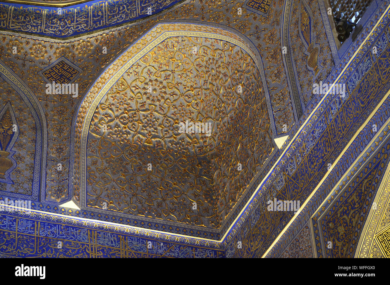 Elaborato da soffitto e da parete ornamenti al Gur-e Amir mausoleo complesso in Samarcanda, Uzbekistan Foto Stock