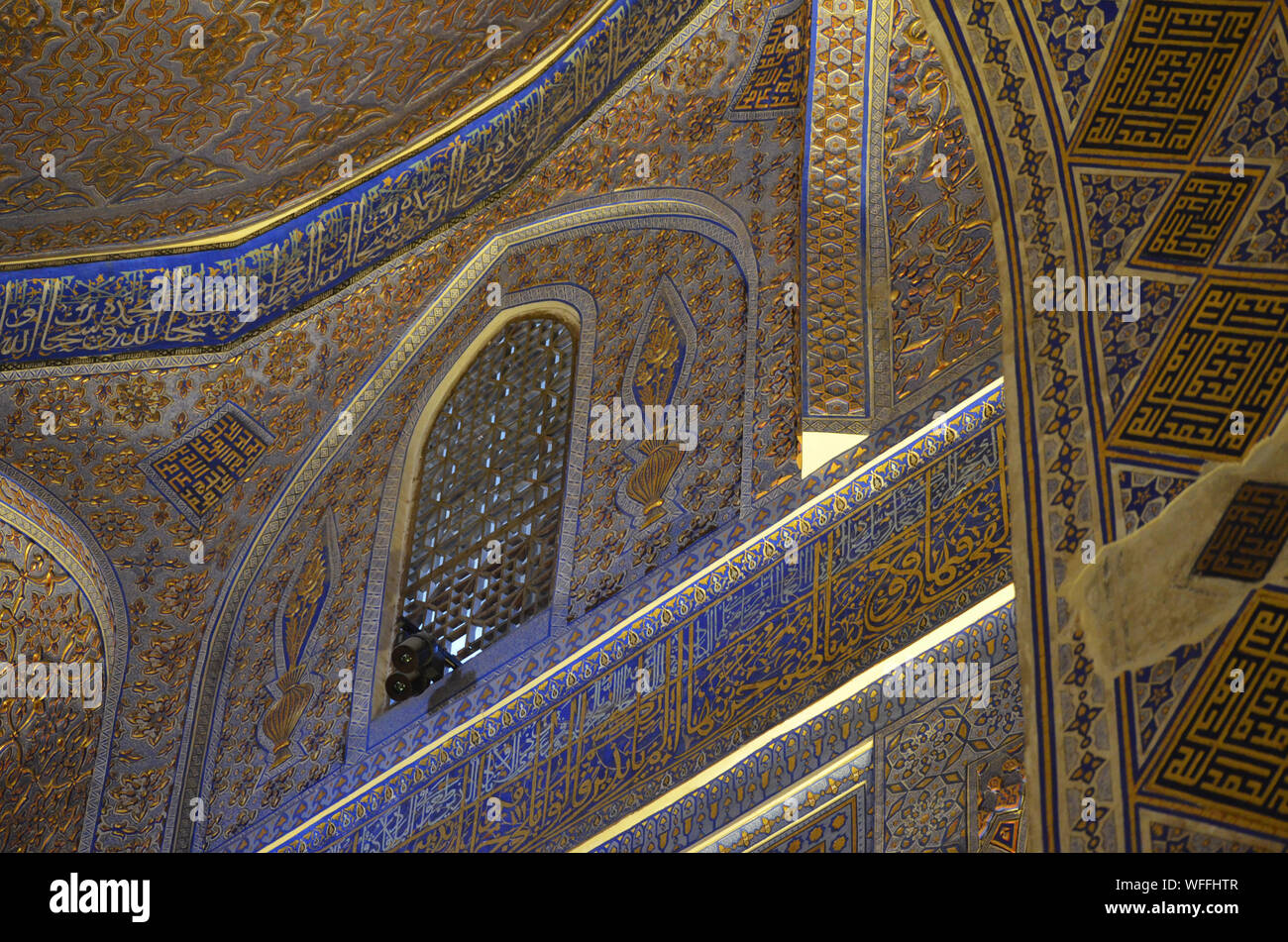 Elaborato da soffitto e da parete ornamenti al Gur-e Amir mausoleo complesso in Samarcanda, Uzbekistan Foto Stock
