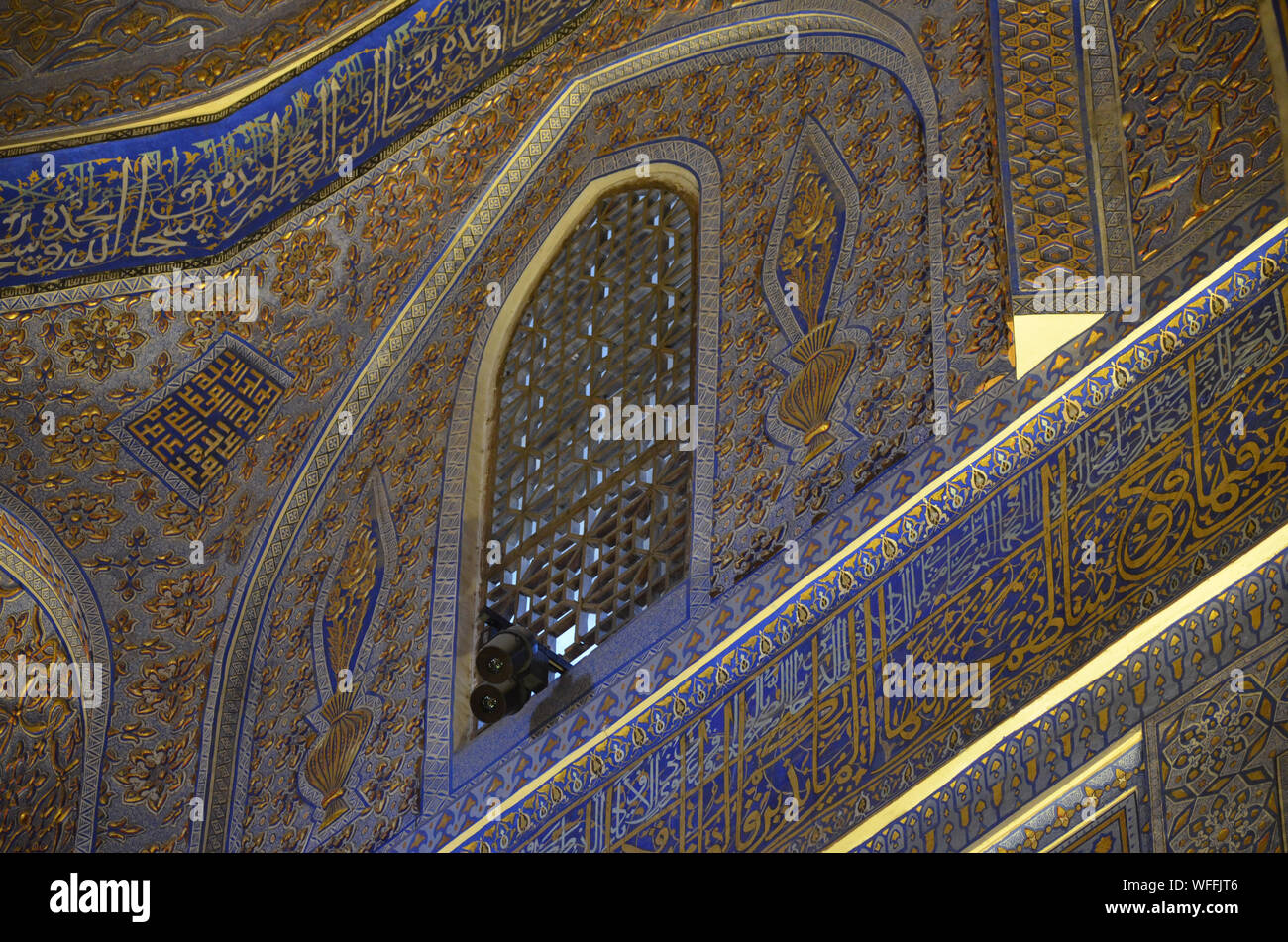 Elaborato da soffitto e da parete ornamenti al Gur-e Amir mausoleo complesso in Samarcanda, Uzbekistan Foto Stock