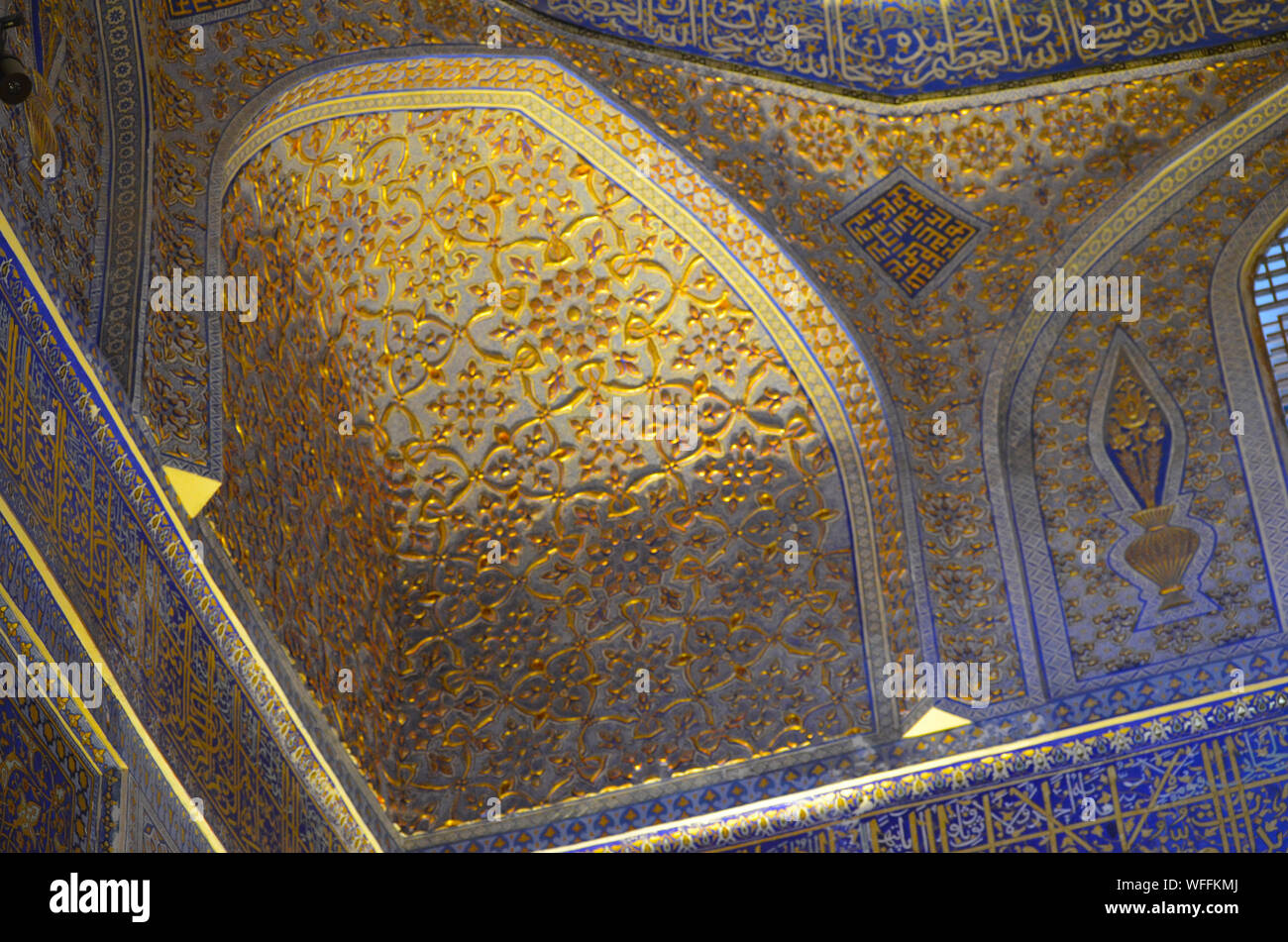 Elaborato da soffitto e da parete ornamenti al Gur-e Amir mausoleo complesso in Samarcanda, Uzbekistan Foto Stock