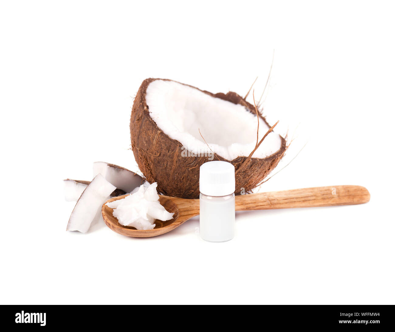 Metà di noce di cocco, pezzi di noce di cocco, scaglie di cocco e latte di cocco, isolato su sfondo bianco. Cibo sano concetto Foto Stock