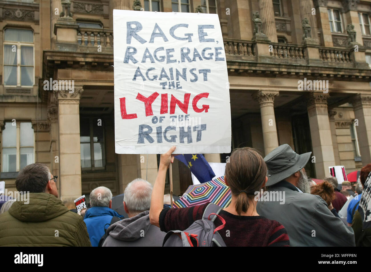 Birmingham, Regno Unito. Centinaia di raccogliere in Victoria Square, il centro della città di Birmingham, per protestare contro il primo ministro britannico Boris Johnson per la decisione di sospendere il parlamento nella corsa fino a Brexit. Credito: Pietro Lopeman/Alamy Live News Foto Stock