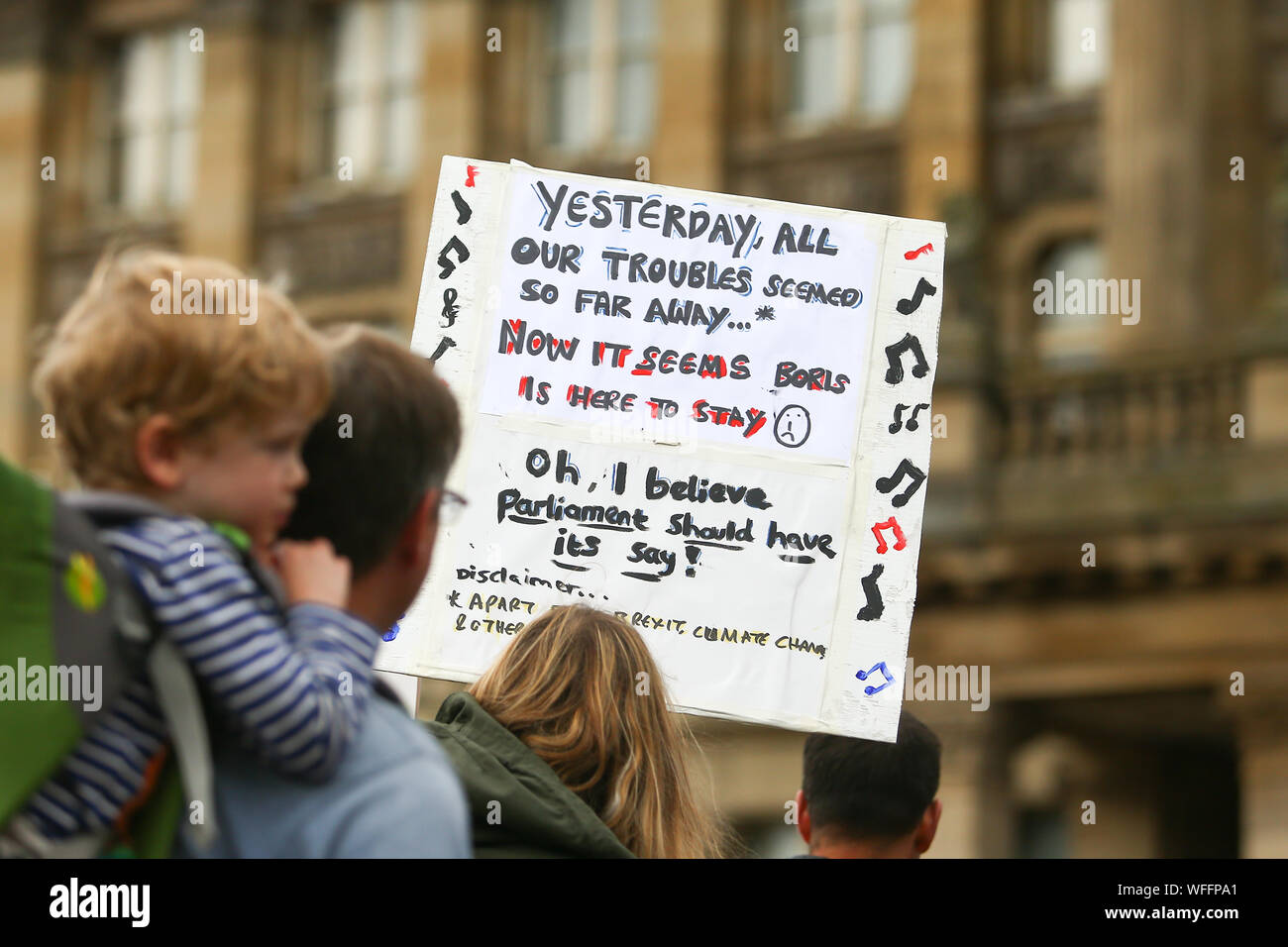 Birmingham, Regno Unito. Centinaia di raccogliere in Victoria Square, il centro della città di Birmingham, per protestare contro il primo ministro britannico Boris Johnson per la decisione di sospendere il parlamento nella corsa fino a Brexit. Credito: Pietro Lopeman/Alamy Live News Foto Stock