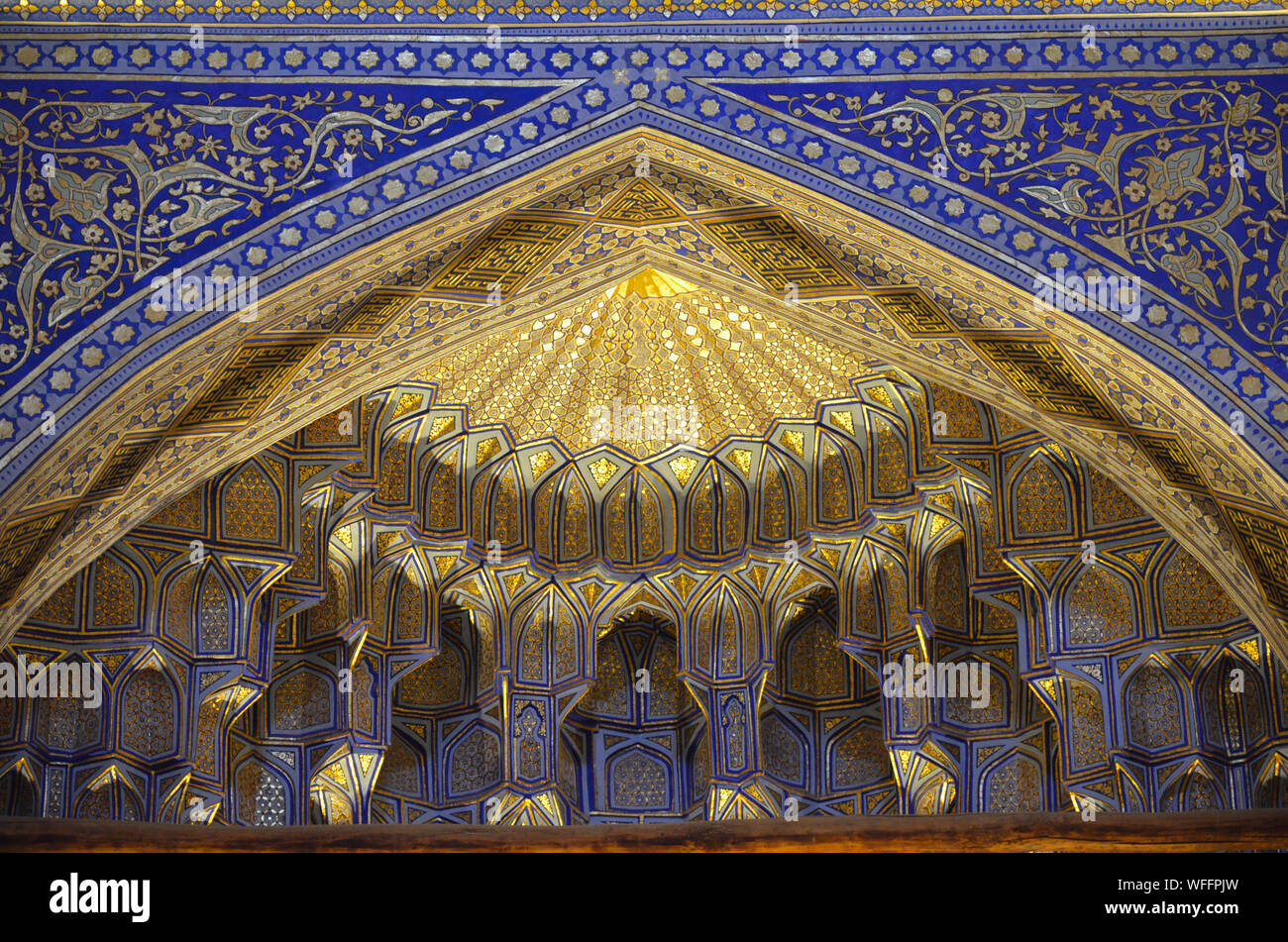 Elaborato da soffitto e da parete ornamenti al Gur-e Amir mausoleo complesso in Samarcanda, Uzbekistan Foto Stock