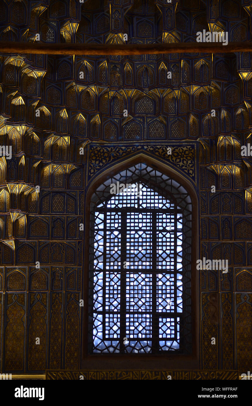 Elaborato da soffitto e da parete ornamenti al Gur-e Amir mausoleo complesso in Samarcanda, Uzbekistan Foto Stock
