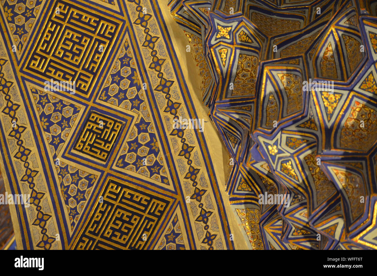 Elaborato da soffitto e da parete ornamenti al Gur-e Amir mausoleo complesso in Samarcanda, Uzbekistan Foto Stock