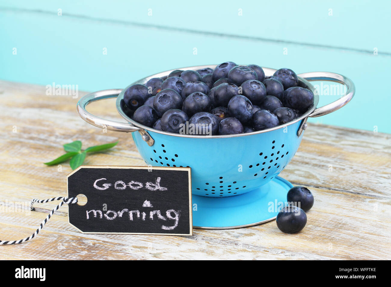 Buona mattina card con scolapasta blu pieno di mirtilli freschi Foto Stock
