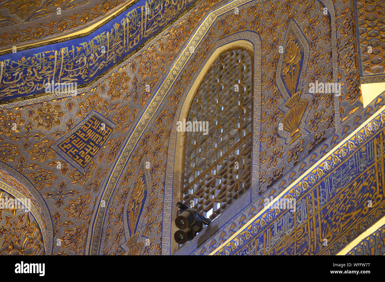 Elaborato da soffitto e da parete ornamenti al Gur-e Amir mausoleo complesso in Samarcanda, Uzbekistan Foto Stock