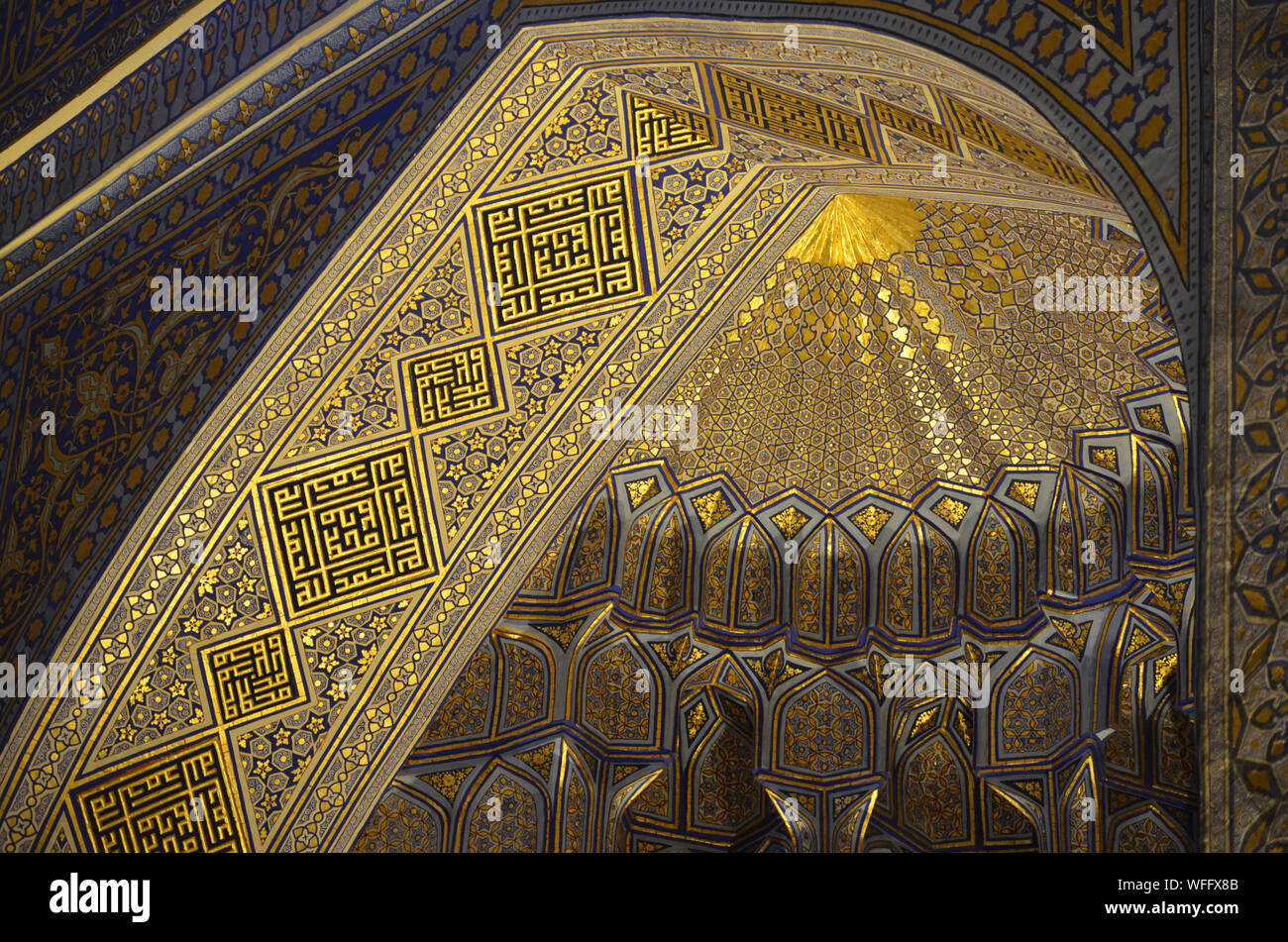 Elaborato da soffitto e da parete ornamenti al Gur-e Amir mausoleo complesso in Samarcanda, Uzbekistan Foto Stock