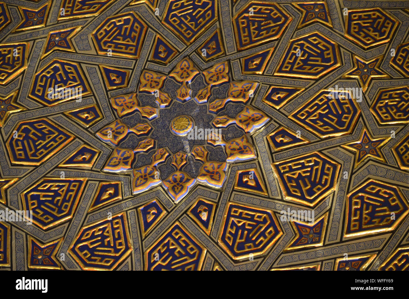 Elaborato da soffitto e da parete ornamenti al Gur-e Amir mausoleo complesso in Samarcanda, Uzbekistan Foto Stock