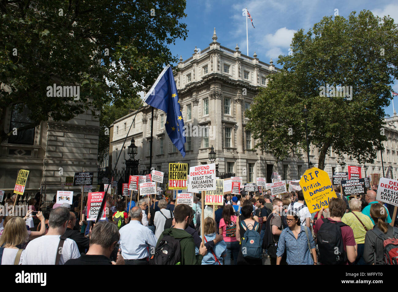 Migliaia di manifestanti hanno dimostrato al di fuori di Downing Street, esprimendo la loro preoccupazione di sospensione del Parlamento in questo momento critico. Foto Stock