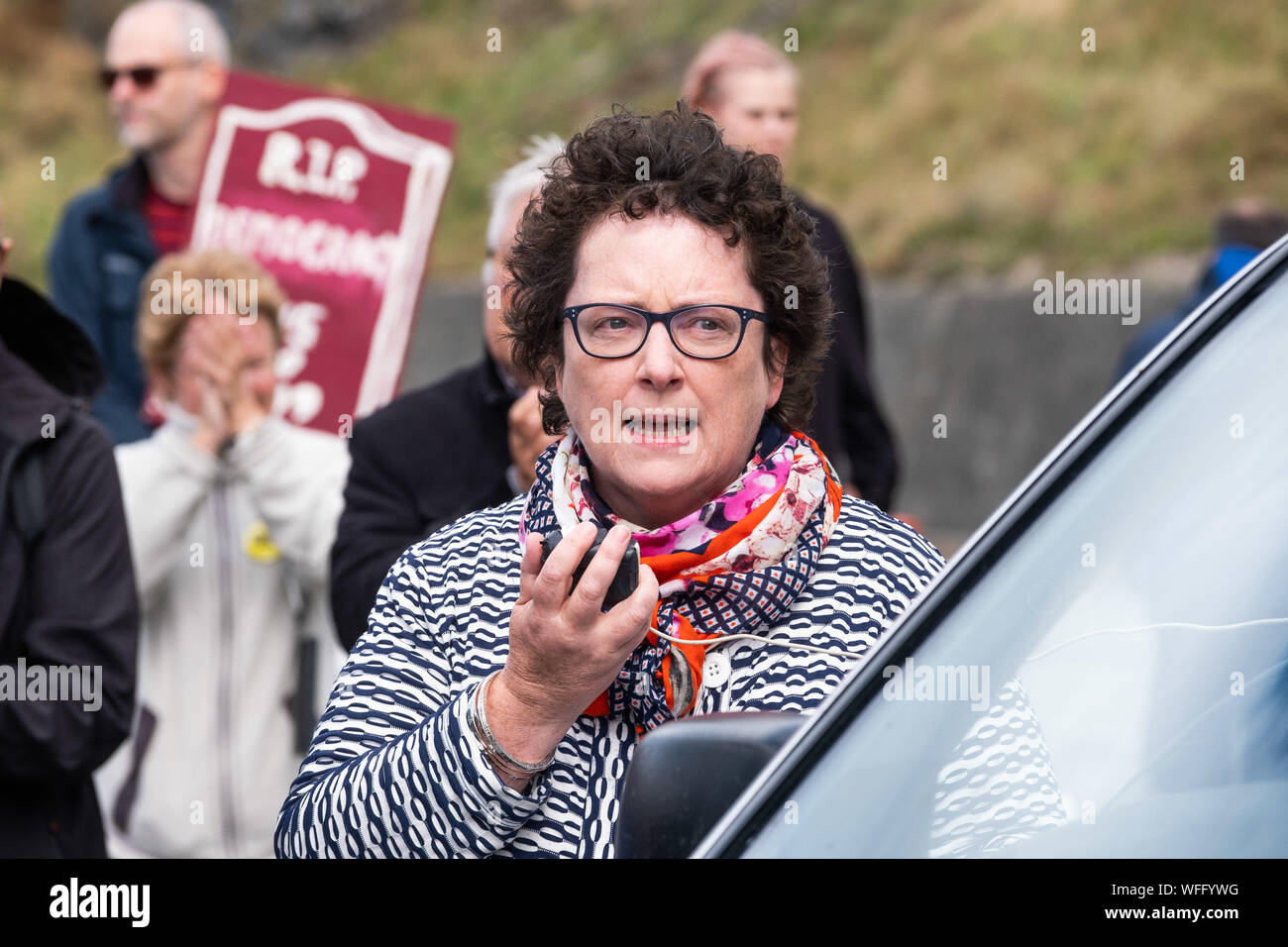 Aberystwyth Wales UK, sabato 31 agosto 2019. Oltre 500 persone marzo lungo il lungomare in Aberystwyth in segno di protesta contro il previsto 'anti-democratici " 5 settimana proroga del Parlamento nella preparazione Brexit alla fine di ottobre. Analoga protesta hanno avuto luogo in città e paesi di tutto il Regno Unito i manifestanti sono stati affrontati da ELIN JONES, Welsh Assembly stati e relatore del Parlamento gallese, e ben lago, il locale MP. ELIN JONES ha annunciato che sarebbe ricordando la Welsh Assembly la prossima settimana per consentire Welsh Assembly i membri a discutere di questo problema. Photo credit: Keith Morris/Alamy Live Foto Stock