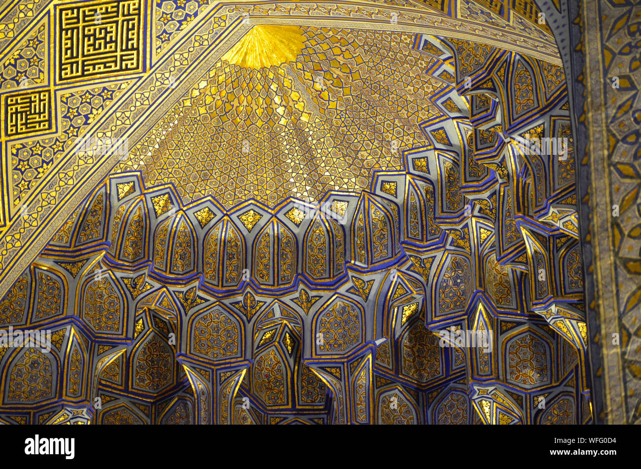 Elaborato da soffitto e da parete ornamenti al Gur-e Amir mausoleo complesso in Samarcanda, Uzbekistan Foto Stock