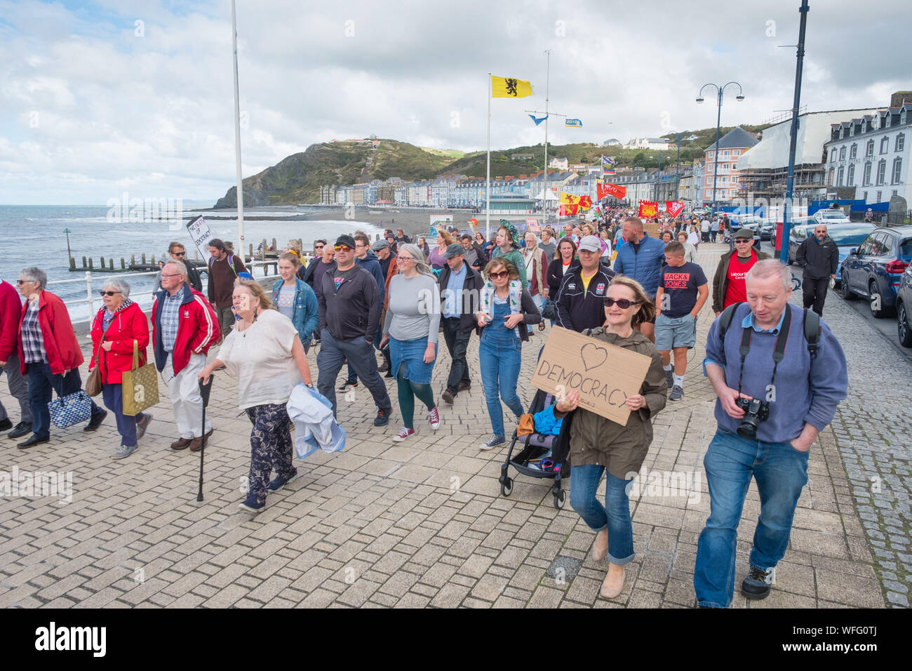 Aberystwyth Wales UK, sabato 31 agosto 2019. Oltre 500 persone marzo lungo il lungomare in Aberystwyth in segno di protesta contro il previsto 'anti-democratici " 5 settimana proroga del Parlamento nella preparazione Brexit alla fine di ottobre. Analoga protesta hanno avuto luogo in città e paesi di tutto il Regno Unito i manifestanti sono stati affrontati da ELIN JONES, Welsh Assembly stati e relatore del Parlamento gallese, e ben lago, il locale MP. ELIN JONES ha annunciato che sarebbe ricordando la Welsh Assembly la prossima settimana per consentire Welsh Assembly i membri a discutere di questo problema. Photo credit: Keith Morris/Alamy Live Foto Stock