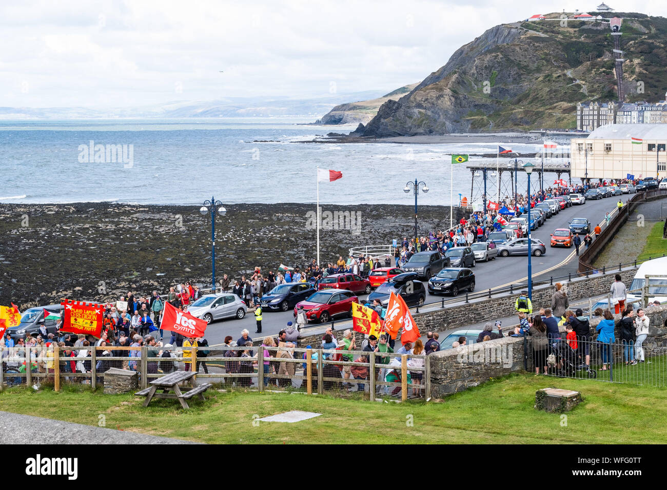 Aberystwyth Wales UK, sabato 31 agosto 2019. Oltre 500 persone marzo lungo il lungomare in Aberystwyth in segno di protesta contro il previsto 'anti-democratici " 5 settimana proroga del Parlamento nella preparazione Brexit alla fine di ottobre. Analoga protesta hanno avuto luogo in città e paesi di tutto il Regno Unito i manifestanti sono stati affrontati da ELIN JONES, Welsh Assembly stati e relatore del Parlamento gallese, e ben lago, il locale MP. ELIN JONES ha annunciato che sarebbe ricordando la Welsh Assembly la prossima settimana per consentire Welsh Assembly i membri a discutere di questo problema. Photo credit: Keith Morris/Alamy Live Foto Stock