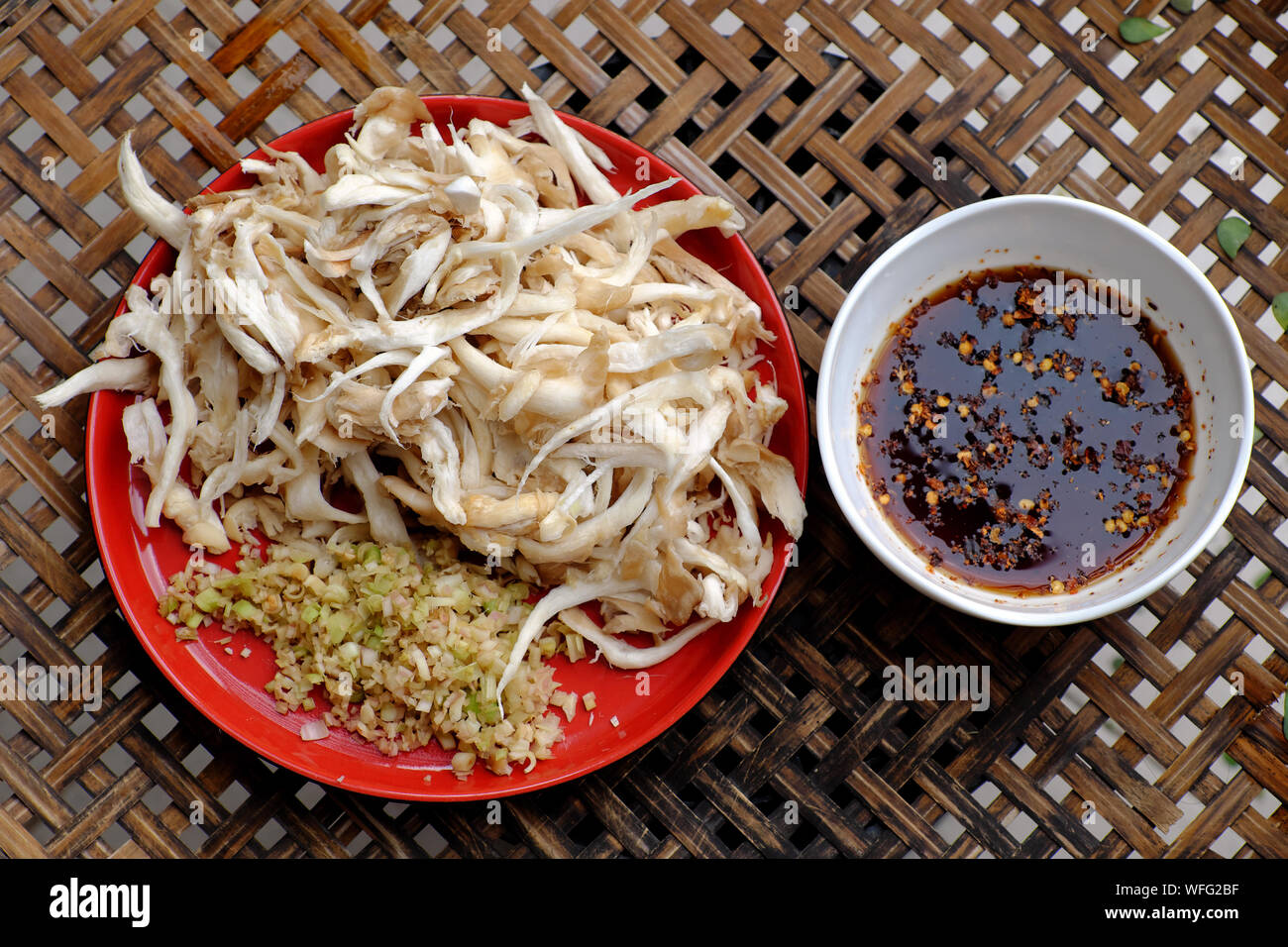 Preparare il materiale grezzo per il vietnamita cibo vegan, abalone rfi a fungo con la citronella tritato, la salsa di soia da olio di cottura, un delizioso piatto per vegetaria Foto Stock
