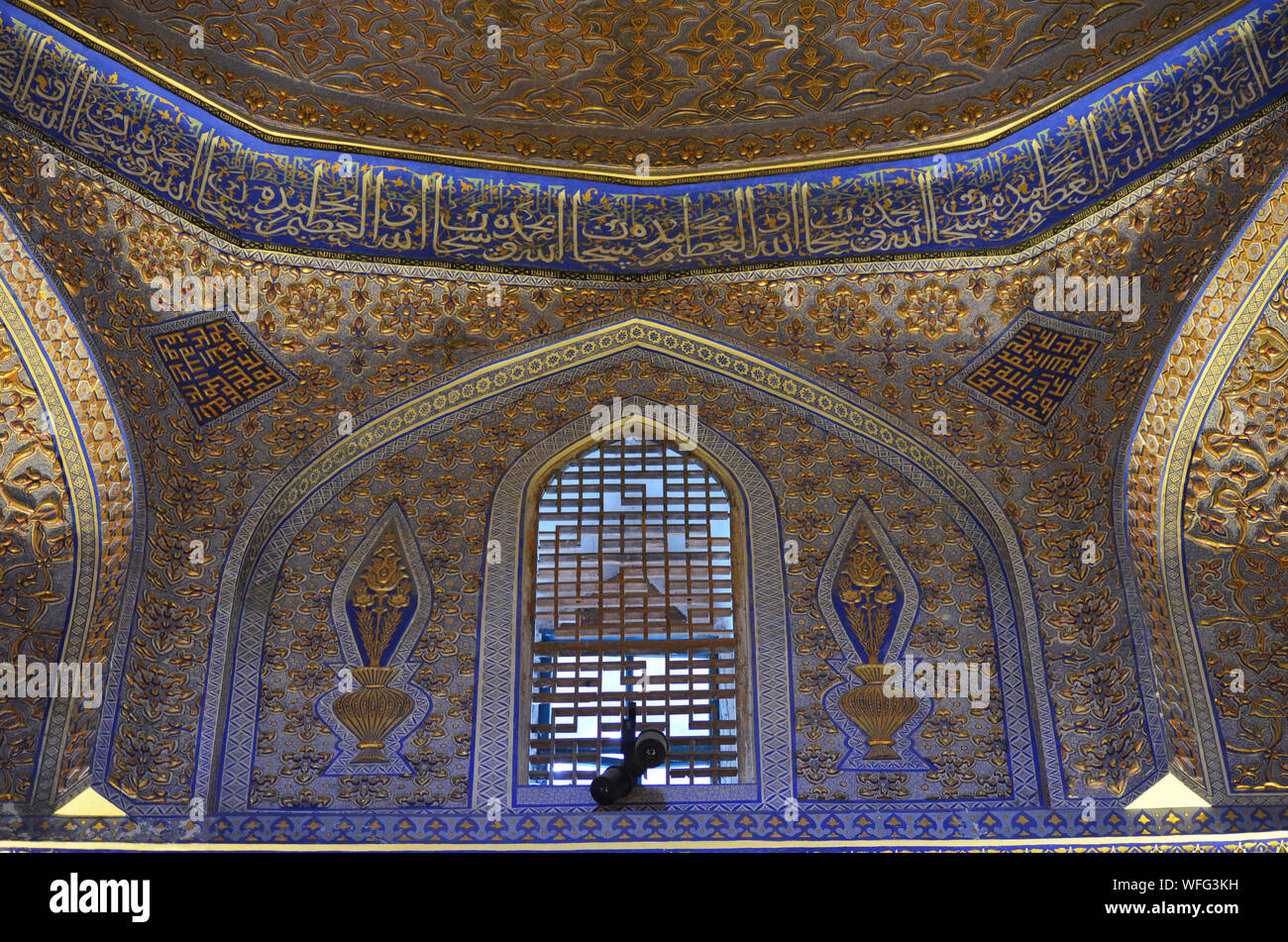 Elaborato da soffitto e da parete ornamenti al Gur-e Amir mausoleo complesso in Samarcanda, Uzbekistan Foto Stock