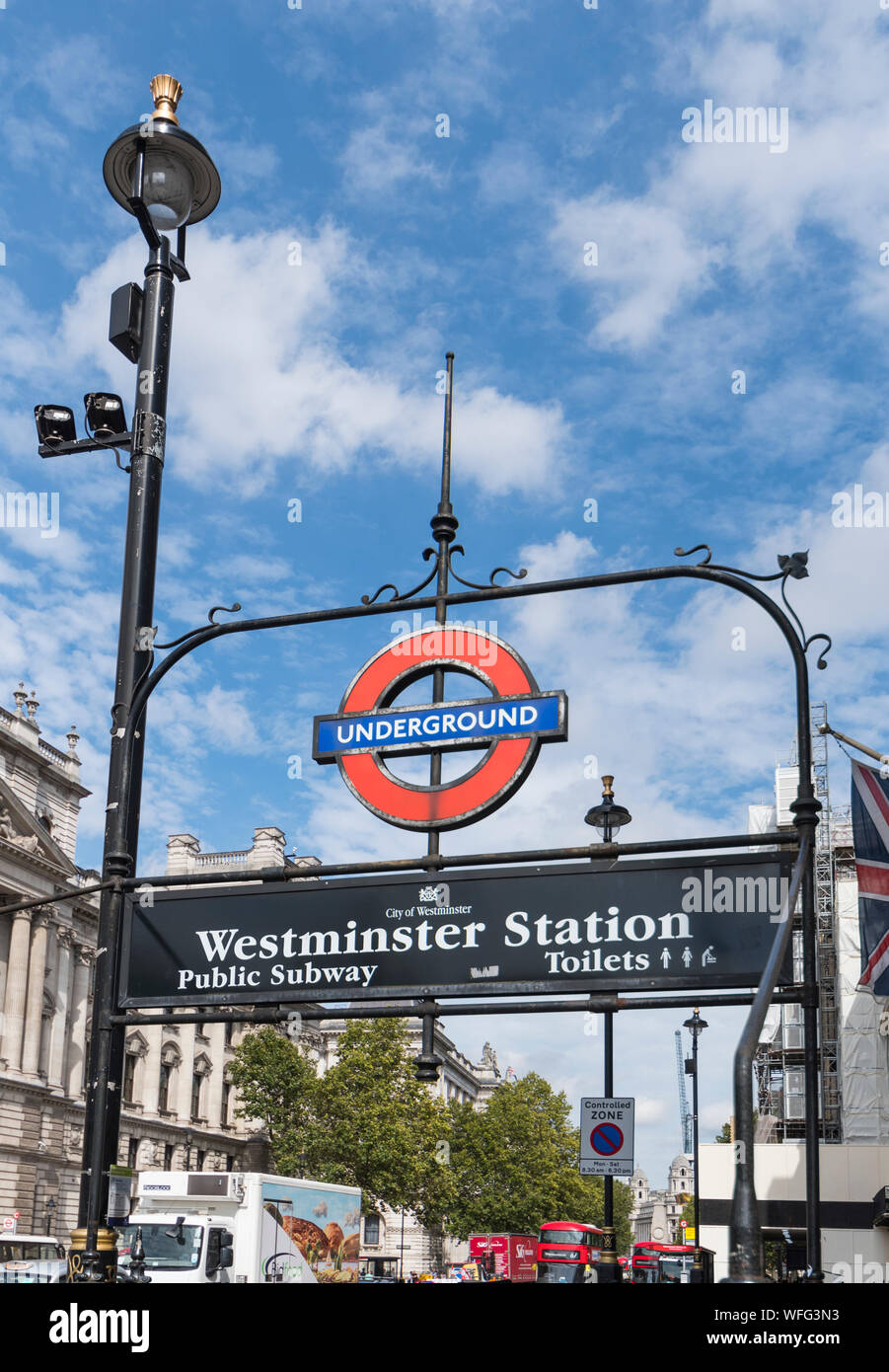 Entrata a Westminster Stazione della Metropolitana (la stazione della metropolitana di Westminster) in Parlamento Street, Westminster, Londra, Inghilterra, Regno Unito. Ritratto. Verticale. Foto Stock