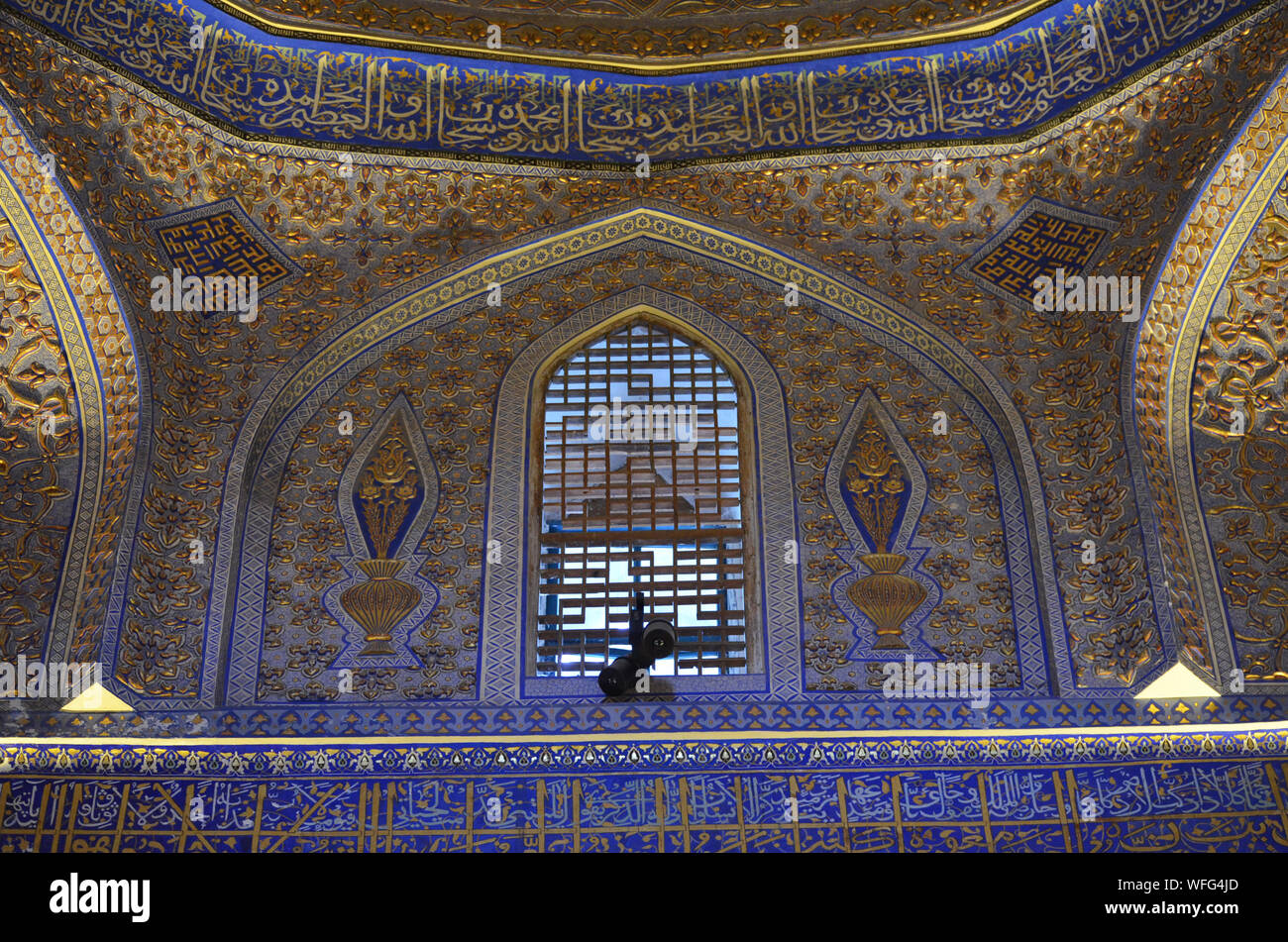 Elaborato da soffitto e da parete ornamenti al Gur-e Amir mausoleo complesso in Samarcanda, Uzbekistan Foto Stock