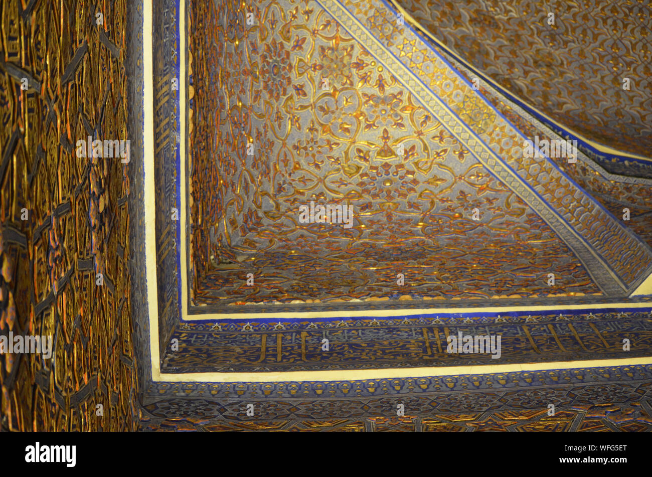 Elaborato da soffitto e da parete ornamenti al Gur-e Amir mausoleo complesso in Samarcanda, Uzbekistan Foto Stock