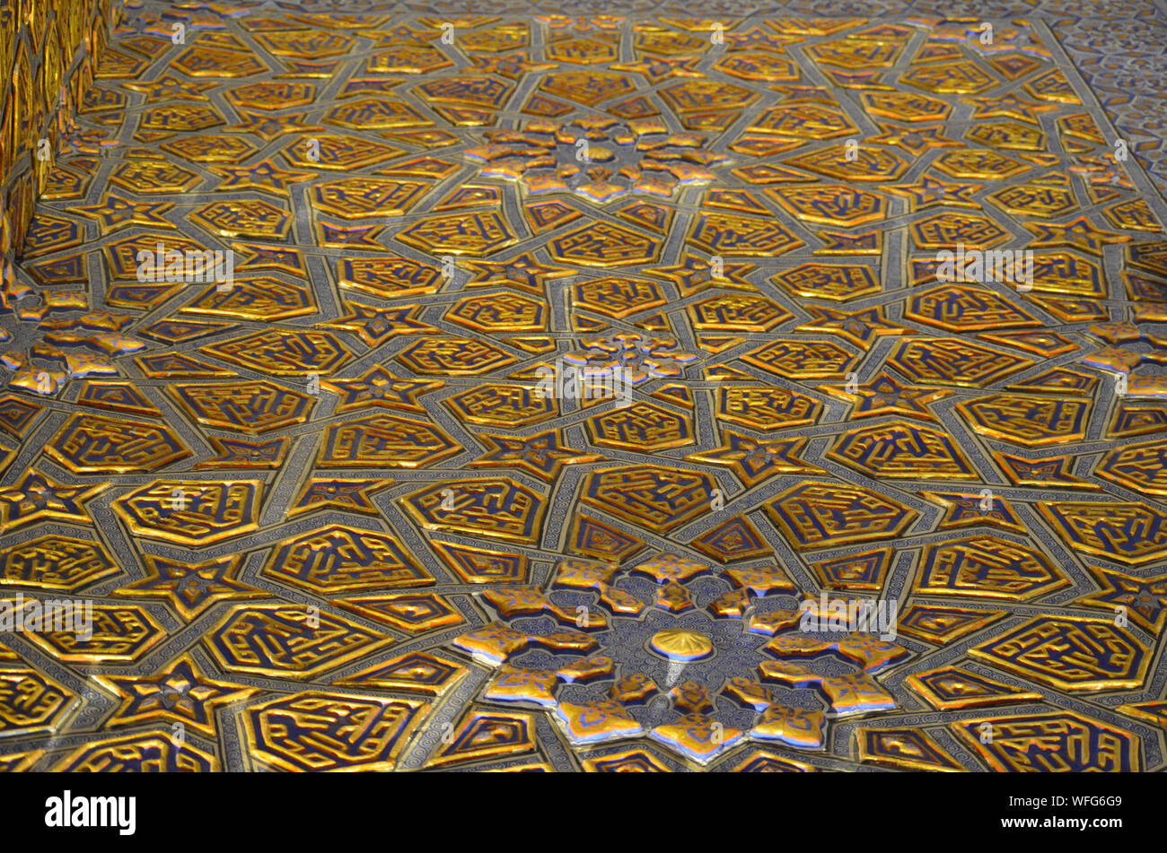 Elaborato da soffitto e da parete ornamenti al Gur-e Amir mausoleo complesso in Samarcanda, Uzbekistan Foto Stock