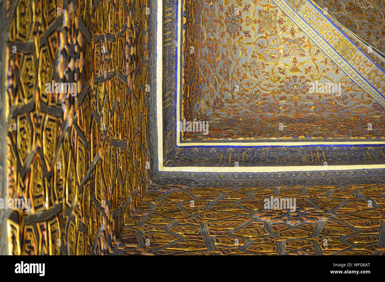 Elaborato da soffitto e da parete ornamenti al Gur-e Amir mausoleo complesso in Samarcanda, Uzbekistan Foto Stock