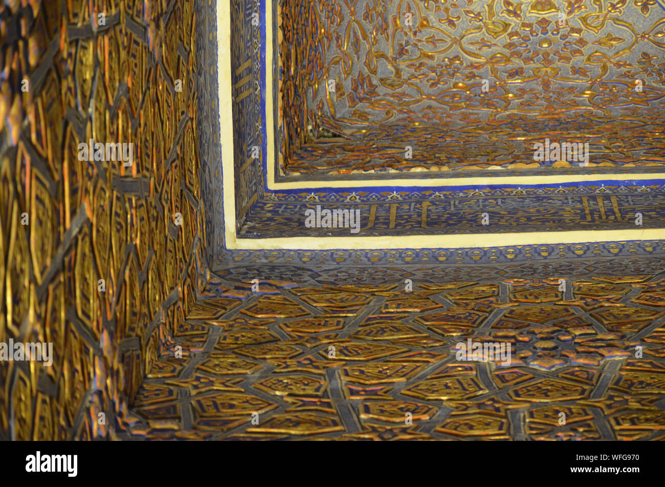 Elaborato da soffitto e da parete ornamenti al Gur-e Amir mausoleo complesso in Samarcanda, Uzbekistan Foto Stock