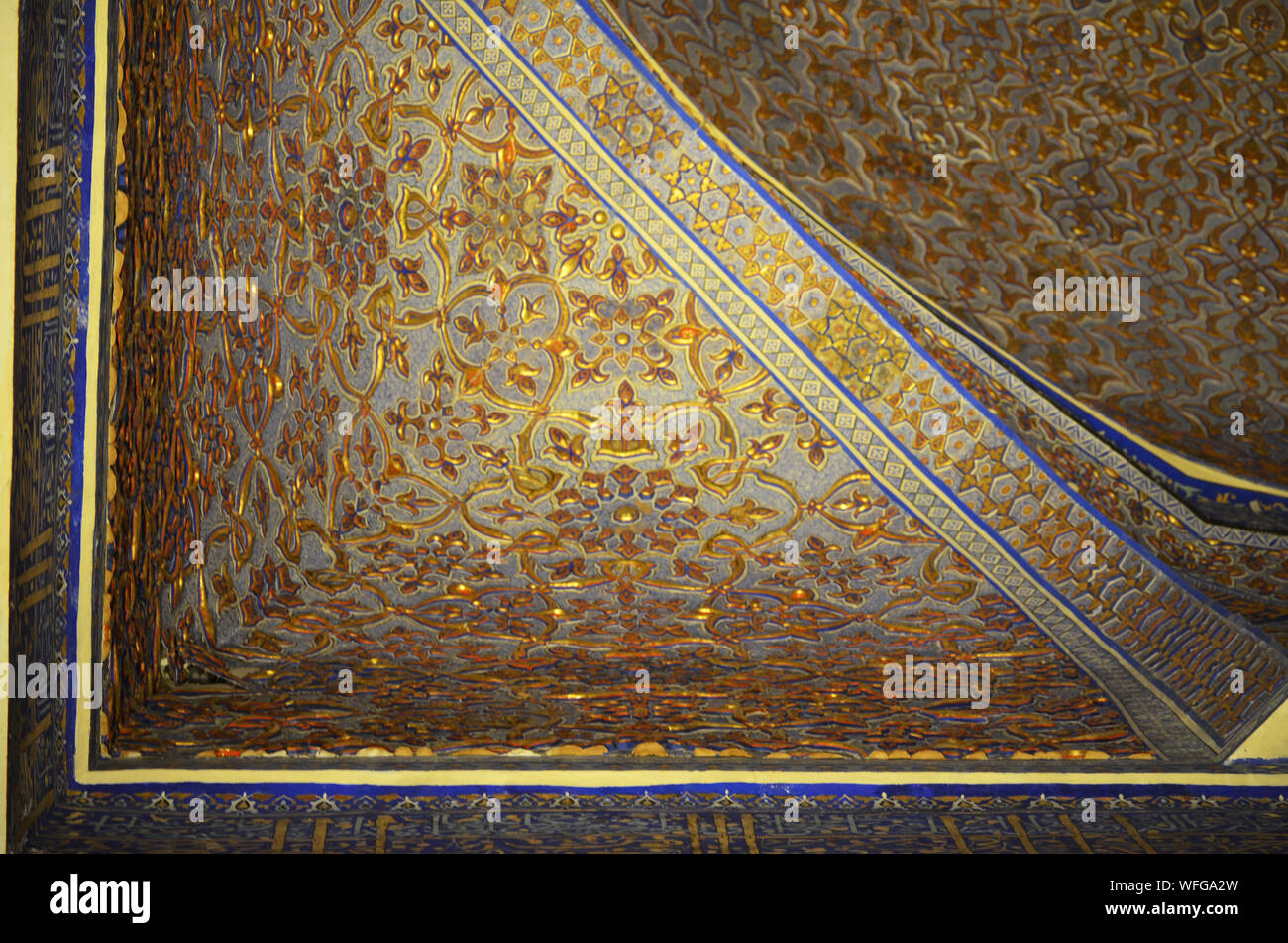 Elaborato da soffitto e da parete ornamenti al Gur-e Amir mausoleo complesso in Samarcanda, Uzbekistan Foto Stock