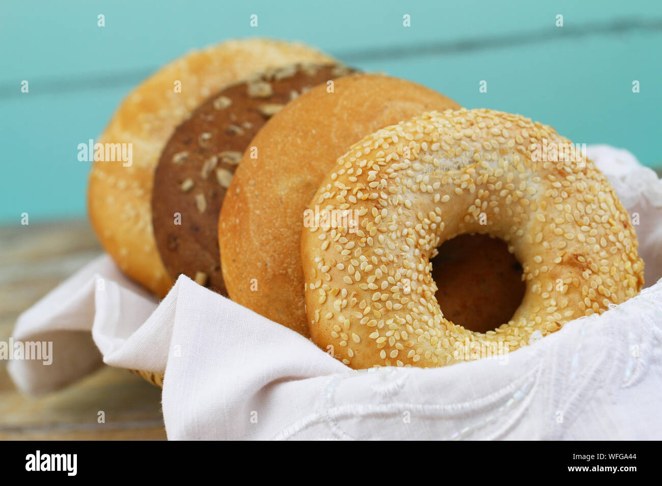 Selezione di bianco e marrone di bagel nel cestino del pane, primo piano Foto Stock