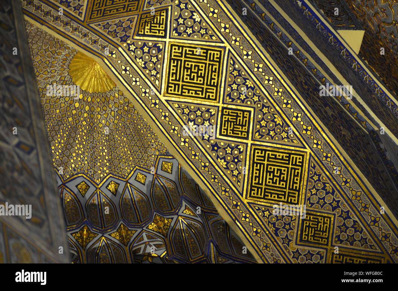 Elaborato da soffitto e da parete ornamenti al Gur-e Amir mausoleo complesso in Samarcanda, Uzbekistan Foto Stock