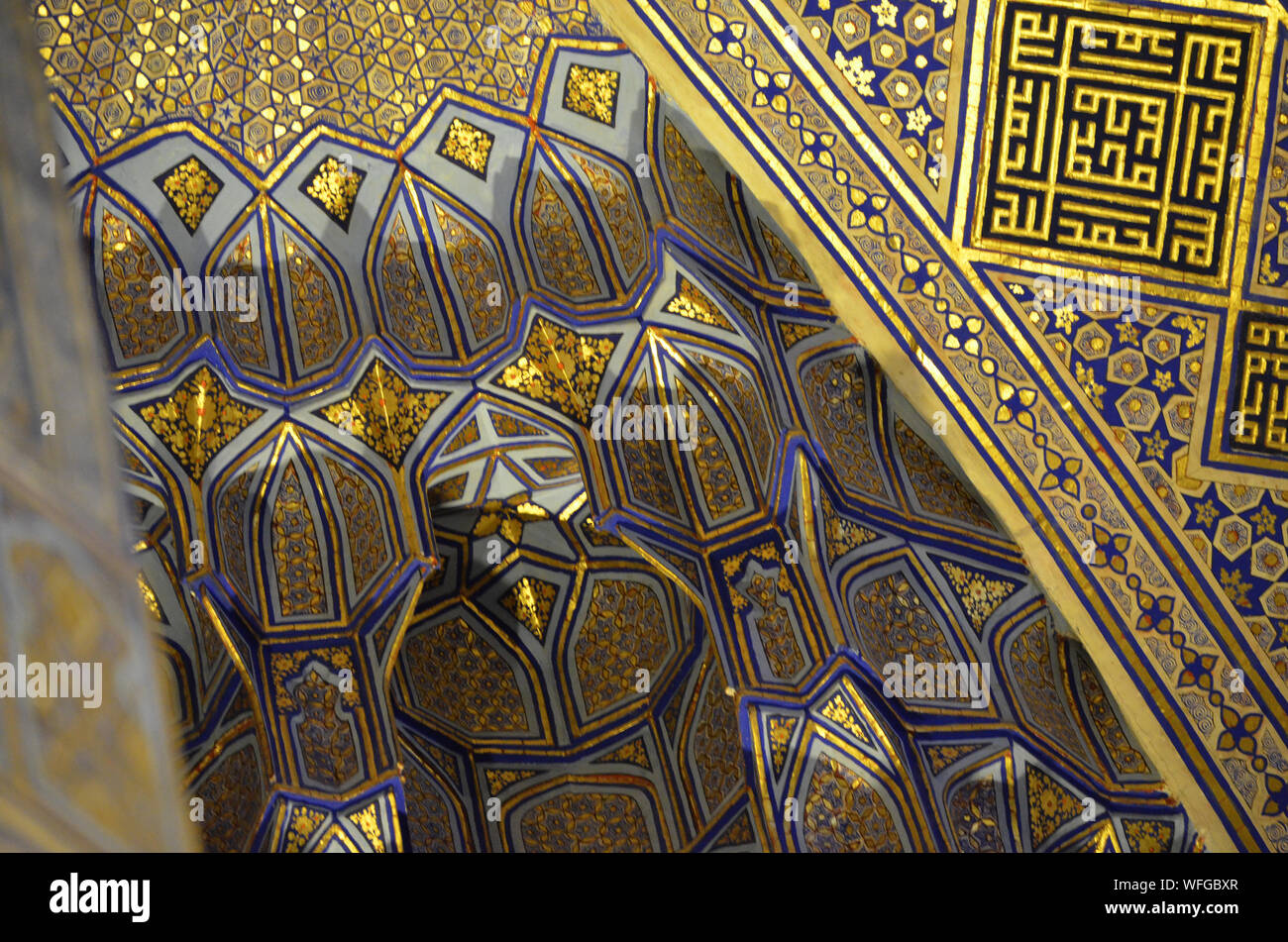 Elaborato da soffitto e da parete ornamenti al Gur-e Amir mausoleo complesso in Samarcanda, Uzbekistan Foto Stock