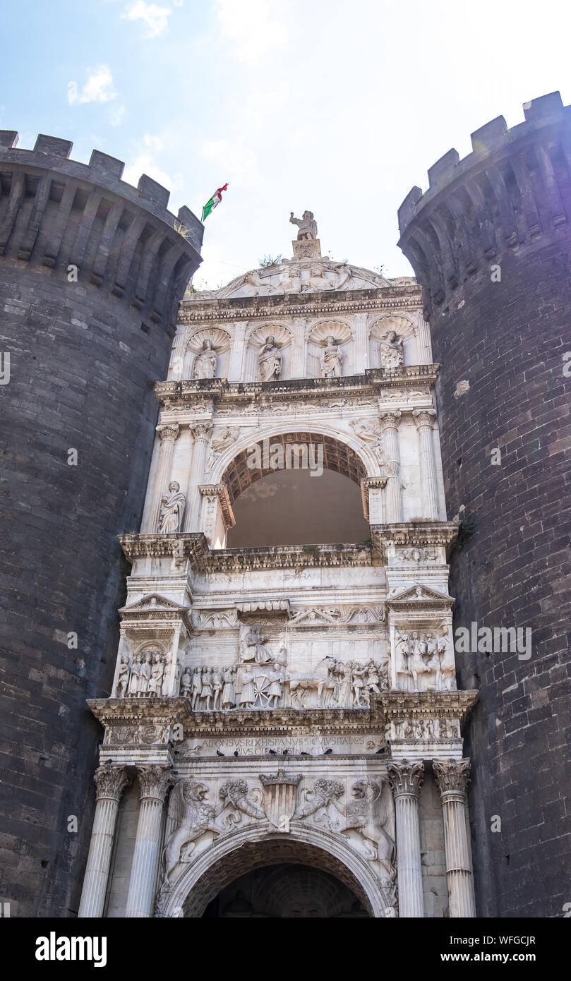 Castel Nuovo - l'arco trionfale integrato nel castello. Foto Stock