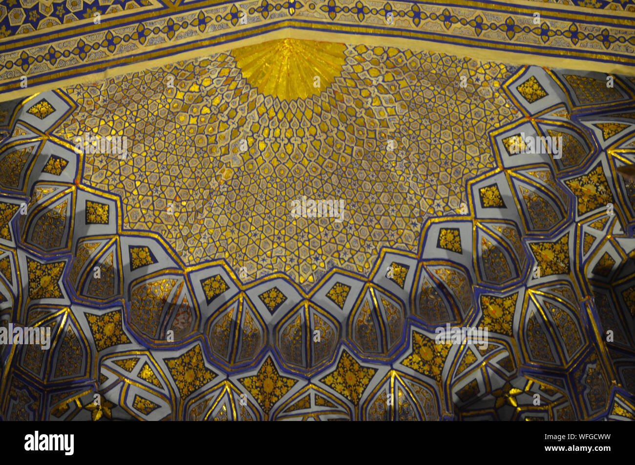 Elaborato da soffitto e da parete ornamenti al Gur-e Amir mausoleo complesso in Samarcanda, Uzbekistan Foto Stock