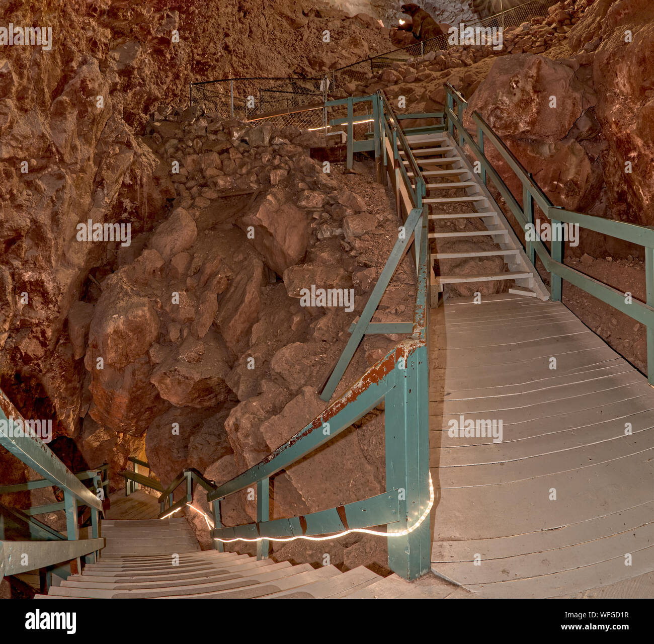 Vecchia scalinata nel Grand Canyon Caverns, Peach Springs, Mile Marker 115, Arizona, Stati Uniti Foto Stock