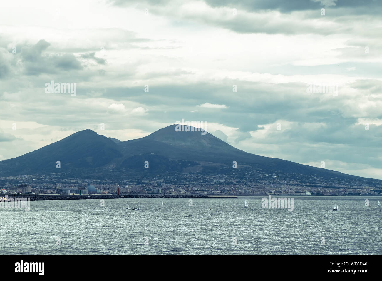 Vista sul Vesuvio da Napoli Foto Stock